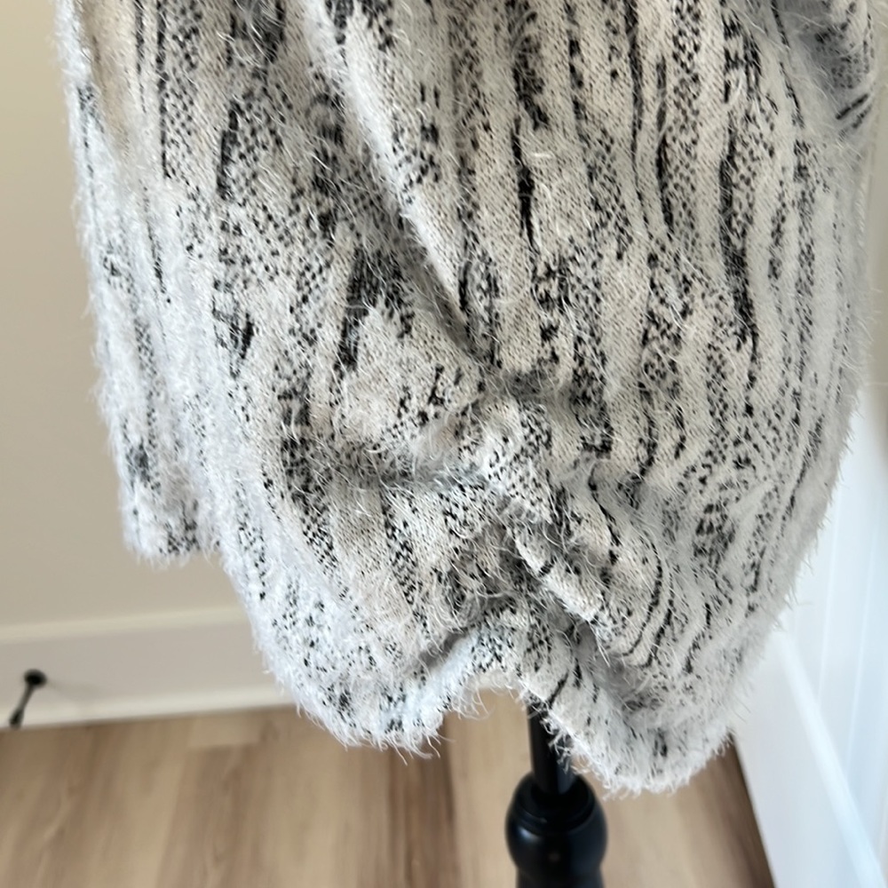 Chances R 3/4 Ruched Sweater - Picture 6 of 8